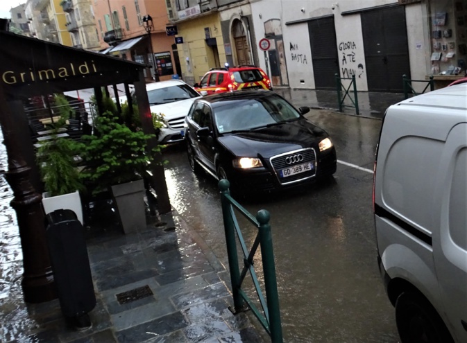 Corte : le centre-ville noyé sous des trombes d'eau Corte : le centre-ville noyé sous des trombes d'eau