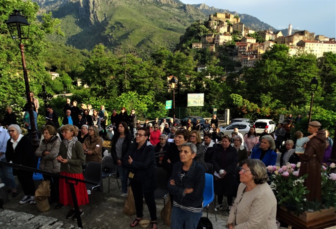 De nombreux fidèles ce matin De nombreux fidèles ce matin