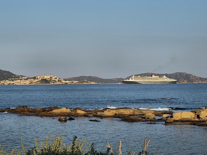 Le Queen Mary 2 dans la baie de Calvi (Photo Arnaud Crettaz) Le Queen Mary 2 dans la baie de Calvi (Photo Arnaud Crettaz)