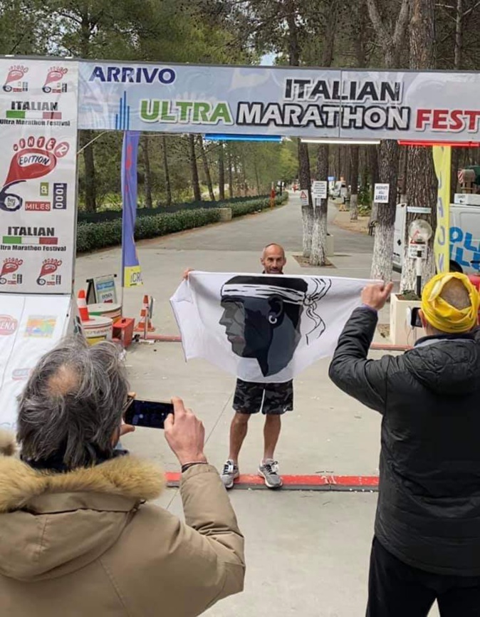 Denis Orsini vainqueur de l'ultra marathon festival en Italie en 2021. Il avait parcouru 1609 km en 14 jours et 23 heures (Photo - Tous pour Chacun)