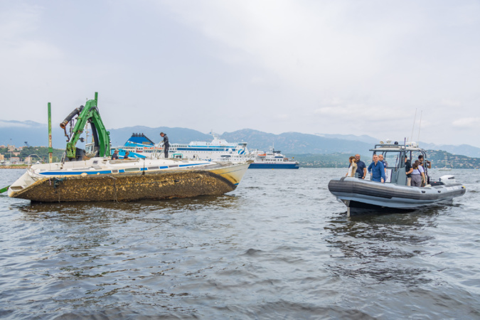 La ville de Porto-Vecchio s'a diligenté une opération d'enlèvement d'épaves abandonnées dans son golfe depuis de nombreuses années (Photo : cità di Portivechju)