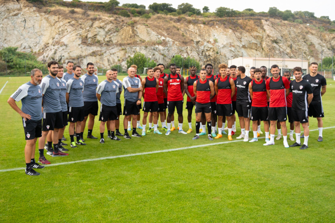 Le staff et l'effectif à l'heure de la reprise (Photo Paule Santoni) Le staff et l'effectif à l'heure de la reprise (Photo Paule Santoni)