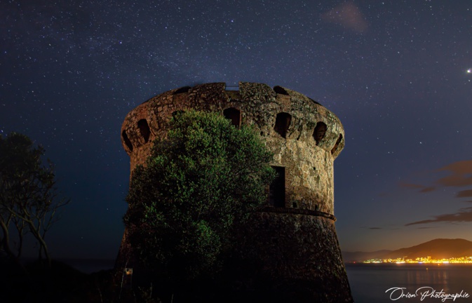 La photo du jour : sous la voie lactée, la tour de Capitellu La photo du jour : sous la voie lactée, la tour de Capitellu