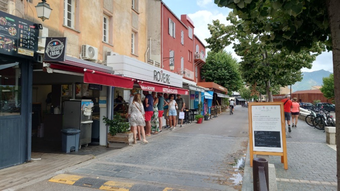 L’une des rues principales de Saint-Florent, quasiment déserte à quelques jours des vacances d’été. L’une des rues principales de Saint-Florent, quasiment déserte à quelques jours des vacances d’été.