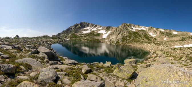 La photo du jour : le lac de Bastani, version cliché panoramique La photo du jour : le lac de Bastani, version cliché panoramique