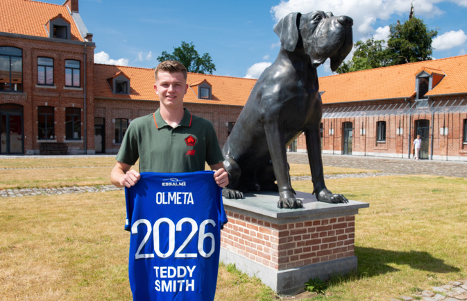 Lisandru Olmeta signe son premier contrat professionnel avec le LOSC. (Photo - losc.fr) Lisandru Olmeta signe son premier contrat professionnel avec le LOSC. (Photo - losc.fr)