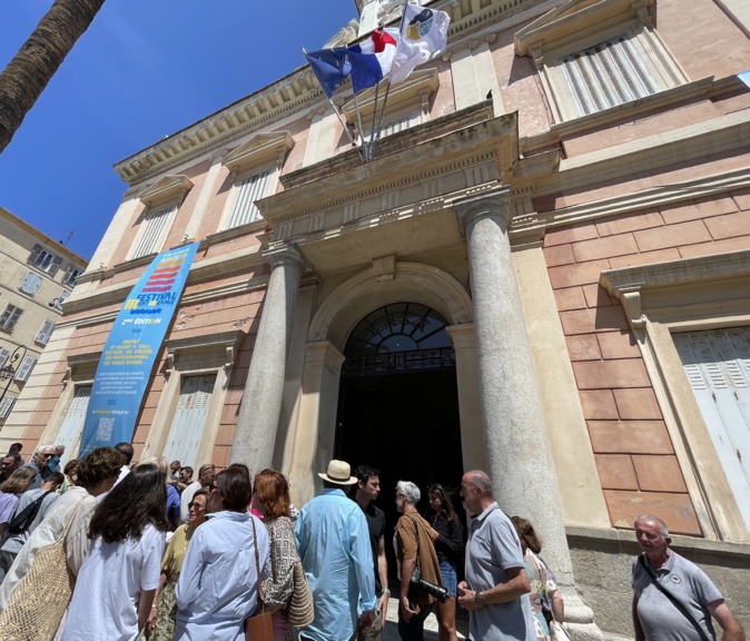 Un rassemblement était organisé à 12h devant la mairie d'Ajaccio Un rassemblement était organisé à 12h devant la mairie d'Ajaccio