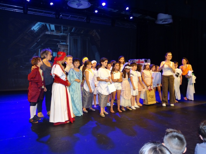 La troupe de Sandreschi (Photos Mario Grazi) La troupe de Sandreschi (Photos Mario Grazi)