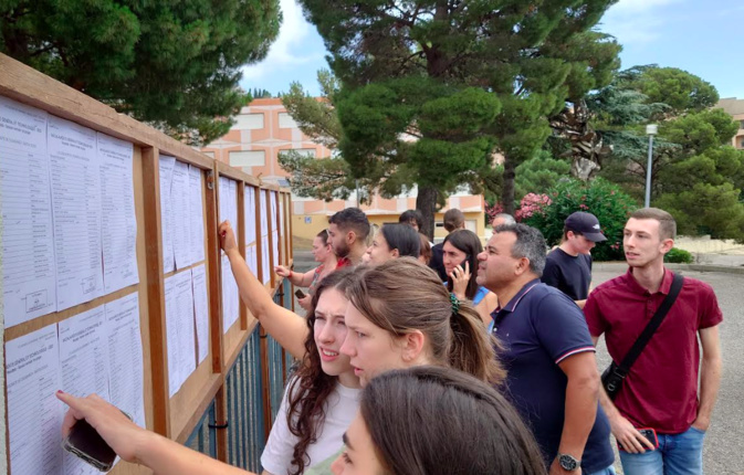 Les bacheliers au lycée Giocante di Casabianca ce mardi matin Les bacheliers au lycée Giocante di Casabianca ce mardi matin