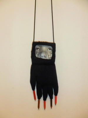 Oeuvre d'Annette Messager "Les gants grimaces", détail - Collection FRAC Corse Oeuvre d'Annette Messager "Les gants grimaces", détail - Collection FRAC Corse