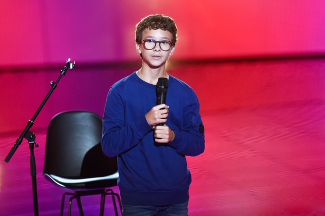 Lucas Palandri continue son parcours dans l'émission The Voice Kids en rejoignant l'équipe de Patrick Fiori. (Photo - TF1/ITV/Bureau233)