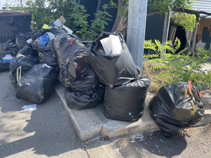 Les poubelles éventrés seront ramassées par le commerçants. Les poubelles éventrés seront ramassées par le commerçants.