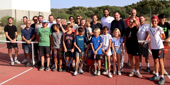 Laurent Lokoli à Bonifacioaux côtés du maire et des joueurs et dirigeants du TC Bunifaziu Laurent Lokoli à Bonifacioaux côtés du maire et des joueurs et dirigeants du TC Bunifaziu