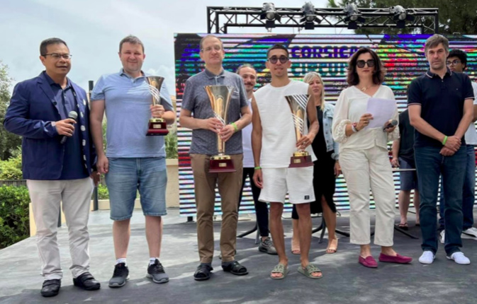 Au centre, posant avec leurs trophées : Sergey Fedorchuk, Michal Krasenkow et Li Min Peng. Au centre, posant avec leurs trophées : Sergey Fedorchuk, Michal Krasenkow et Li Min Peng.