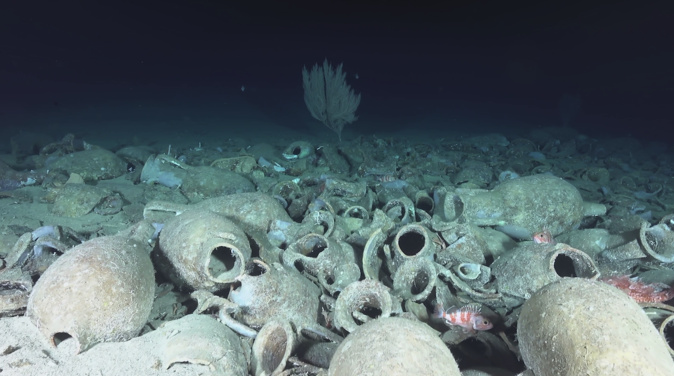 Les amphores découvertes près de l'épave antique, au niveau du haut fond de Centuri Les amphores découvertes près de l'épave antique, au niveau du haut fond de Centuri