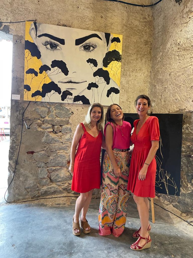 La directrice Muriel Ferrandini, avec l’artiste Ramona Russu et Agnès Humbert de la société Bail art, lising d’art. Crédit photo: Calvi Art.