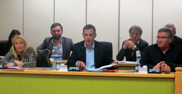 Le maire nationaliste, Gilles Simeoni, entouré de sa première adjointe socialiste, Emmanuelle De Gentili, et de son second adjoint libéral, Jean-Louis Milani.