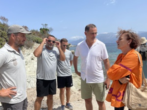 Avec les agents de la Collectivité territoriale. Photo CNI. Avec les agents de la Collectivité territoriale. Photo CNI.