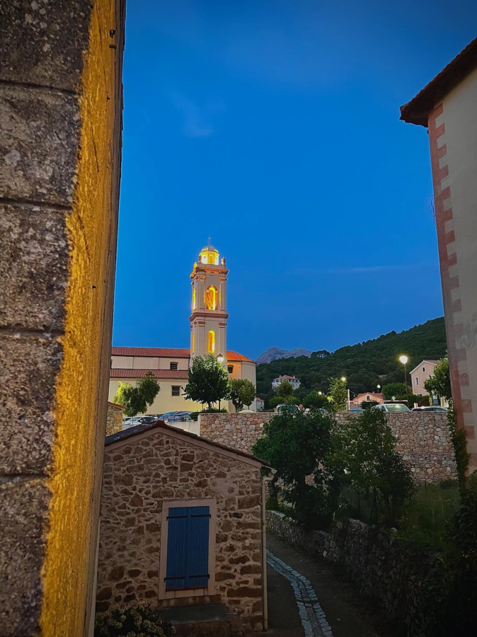 La photo du jour : la nuit tombe sur le village de Piana et son église La photo du jour : la nuit tombe sur le village de Piana et son église