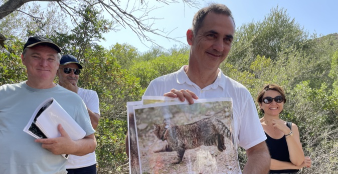 Gilles Simeoni montrant la photo d'u Ghjattu Volpe prise par l'OFB. Photo CNI. Gilles Simeoni montrant la photo d'u Ghjattu Volpe prise par l'OFB. Photo CNI.