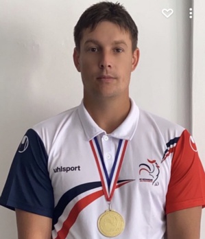 Basil Jackel, avec son maillot et sa médaille de champion de France pétanque en tête à tête. Basil Jackel, avec son maillot et sa médaille de champion de France pétanque en tête à tête.