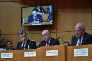 Au centre, Bernard Cazeneuve. Au centre, Bernard Cazeneuve.