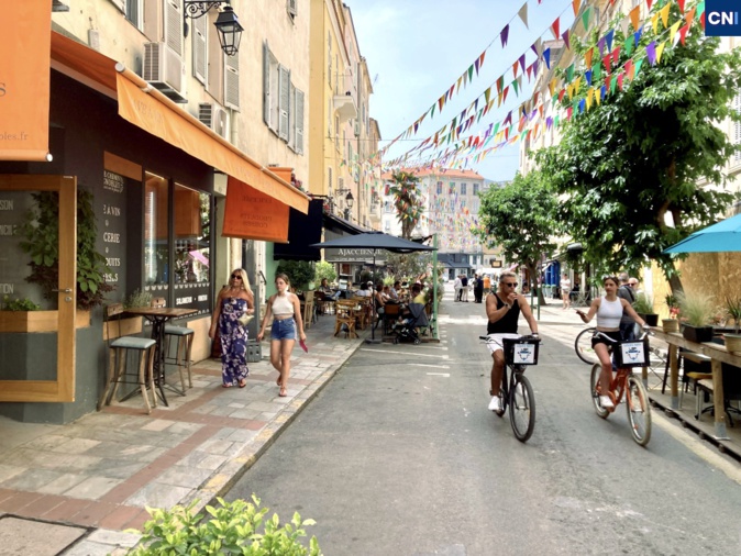 Depuis le 21 juin et jusqu'au 17 septembre, la vieille ville d'Ajaccio est piétonne entre 11h et 22h dans le cadre d'une expérimentation lancée par la mairie (Photo: Archives Michel Luccioni)