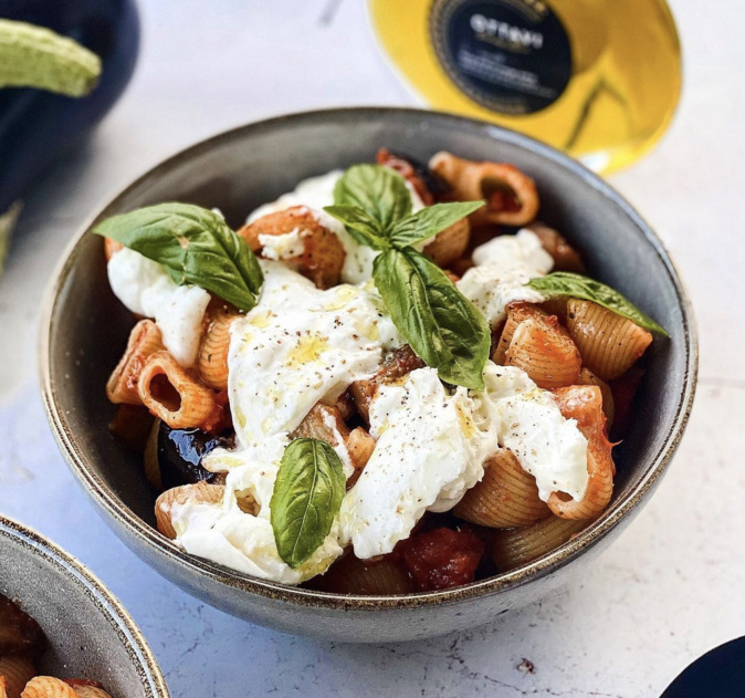 A table : pâtes aux aubergines et burrata avec #lapetitecuisinedemarie A table : pâtes aux aubergines et burrata avec #lapetitecuisinedemarie