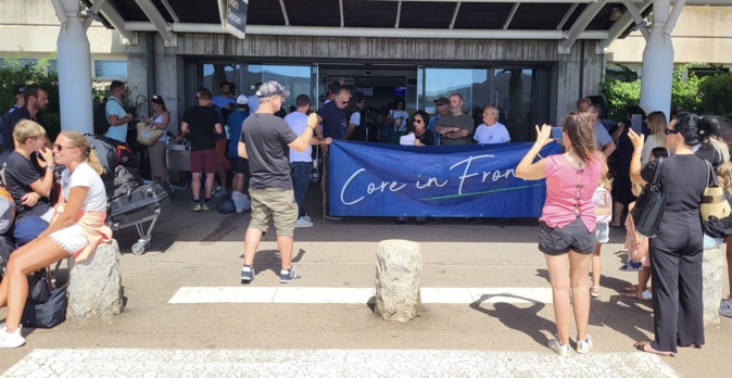 Core in Fronte devant l'aéroport de Figari pour apporter son soutien aux taxis, transporteurs et loueurs corses. (Photo CIF).