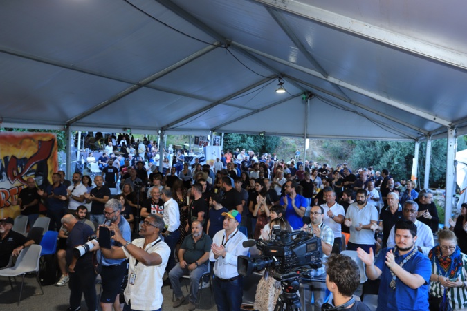 Plusieurs centaines de personnes Plusieurs centaines de personnes