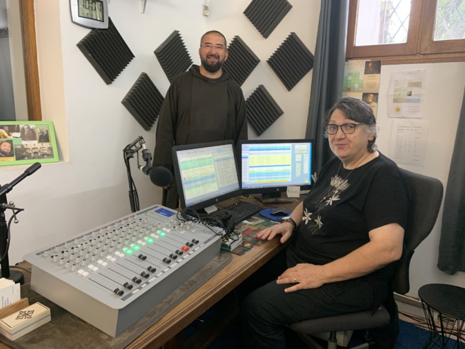 Le Père François-Dominique et Nicole Pariggi dans les studios de Radio Salve Regina.