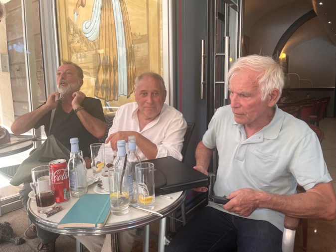 Les membres de la plateforme citoyenne de Corse ont tenu une conférence de presse au "Royal" Les membres de la plateforme citoyenne de Corse ont tenu une conférence de presse au "Royal"