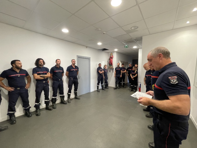 La revue des troupes de sapeurs-pompiers de Bastia au moment de la relève matinale. La revue des troupes de sapeurs-pompiers de Bastia au moment de la relève matinale.