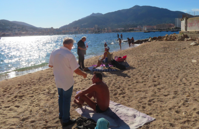 Une opération de distribution de tracts a eu lieu ce mercredi sur la plage. Crédit photo page Facebook Le Garde