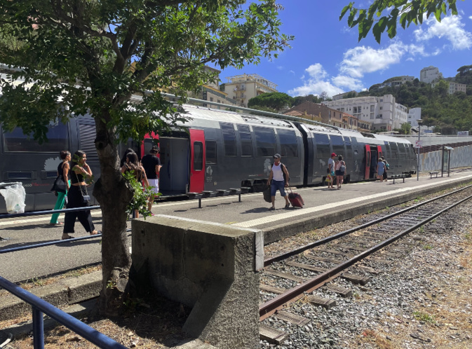 Les voyageurs en gare de Bastia s'apprêtent à embarquer à bord du trinighellu. Les voyageurs en gare de Bastia s'apprêtent à embarquer à bord du trinighellu.