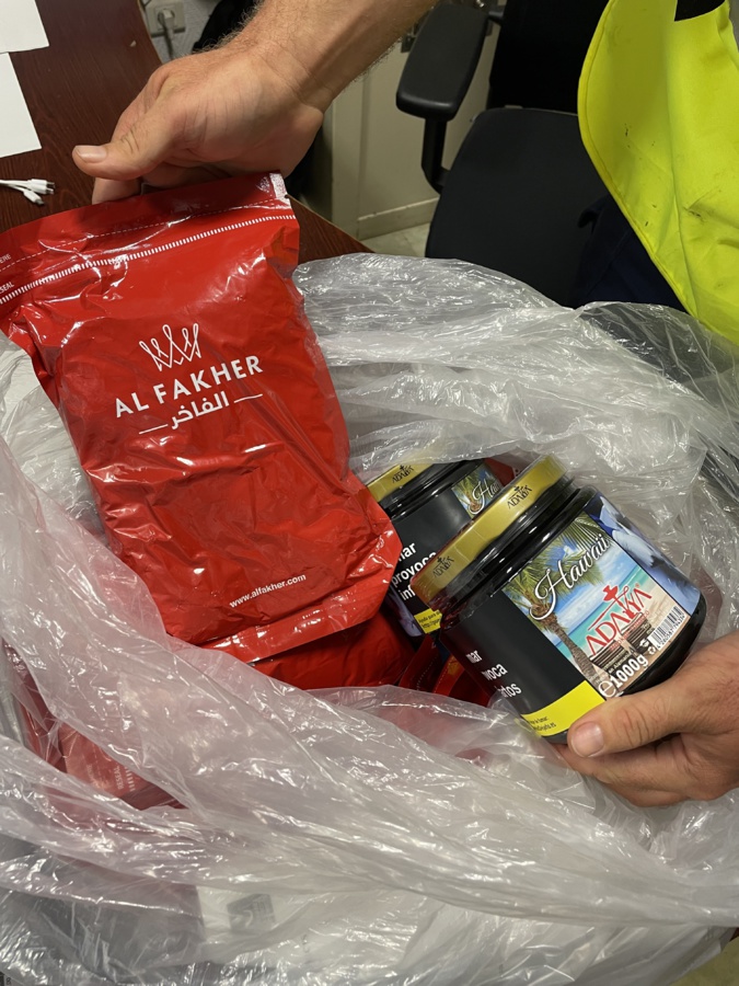 Une saisie de tabac pour narguilé trouvé dans un camion de marchandise. Une saisie de tabac pour narguilé trouvé dans un camion de marchandise.