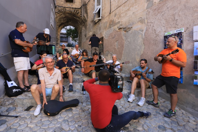 E Notte di a Mandulina ont débuté par une traditionnelle Girandulata E Notte di a Mandulina ont débuté par une traditionnelle Girandulata
