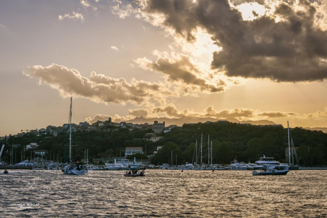 La photo du jour : le golfe de Portivechju à l'heure dorée La photo du jour : le golfe de Portivechju à l'heure dorée