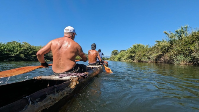 Les trois membres de l’association Chalcophore, à bord de leur pirogue. Les trois membres de l’association Chalcophore, à bord de leur pirogue.