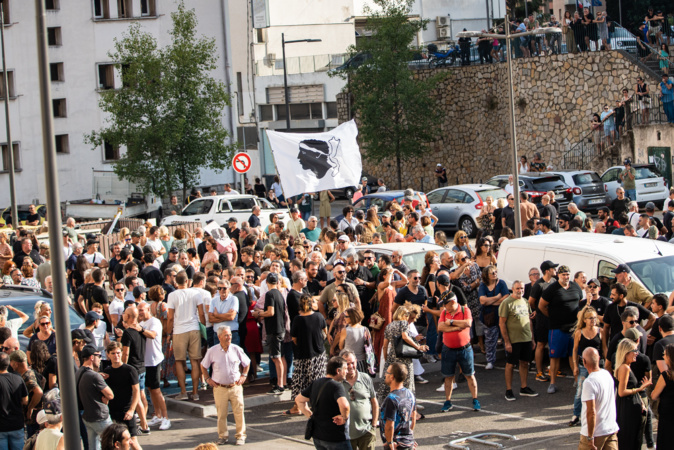 Plus d'un millier de manifestants s'étaient donnés rendez-vous dans le quartier des Cannes à Ajaccio. (Photo Marcel Vincenti)
