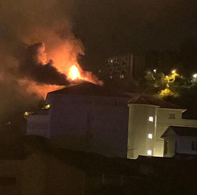 VIDEO - Bastia : violent incendie sur le toit d'une résidence de la vallée du Fangu