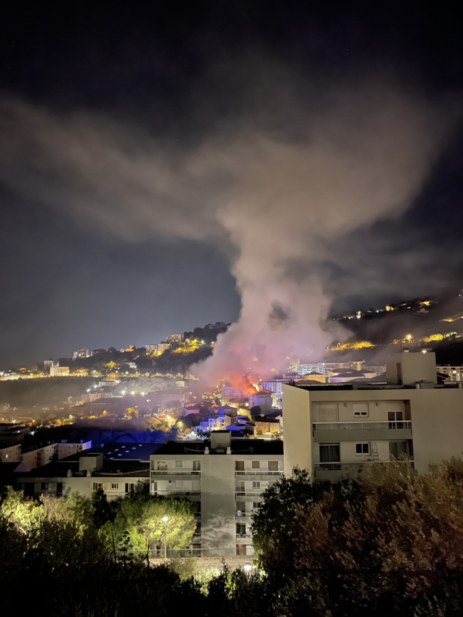 VIDEO - Bastia : violent incendie sur le toit d'une résidence de la vallée du Fangu VIDEO - Bastia : violent incendie sur le toit d'une résidence de la vallée du Fangu