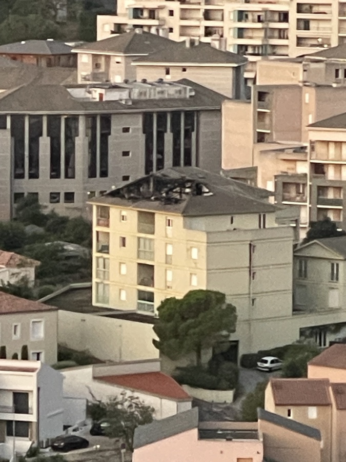 La toiture de l'immeuble après l'incendie (Océane Baldocchi)
