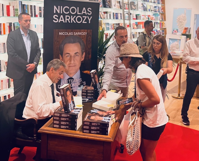Nicolas Sarkozy à Ajaccio : Près de 600 livres vendus en 2 heures Nicolas Sarkozy à Ajaccio : Près de 600 livres vendus en 2 heures