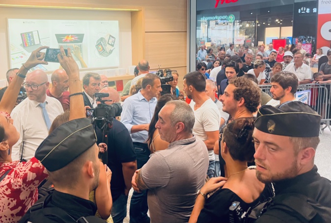 Des militants de Core in Fronte sont venus protester contre la présence de l'ancien président de la République Des militants de Core in Fronte sont venus protester contre la présence de l'ancien président de la République