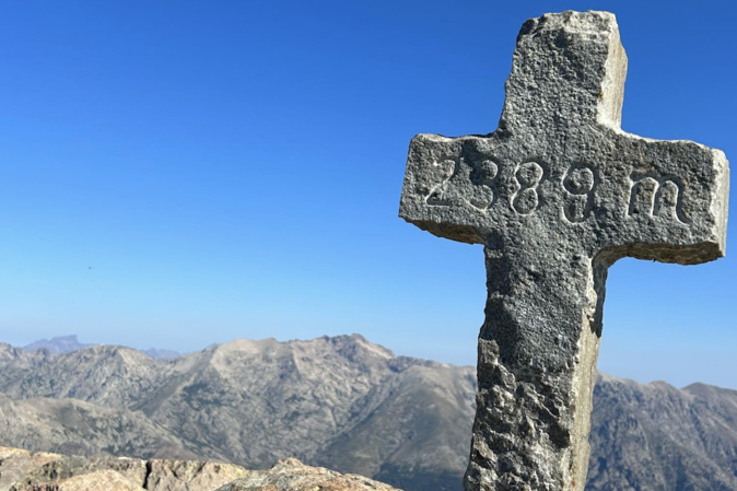 La photo du jour : depuis la croix sommitale du Monte D’Oru…