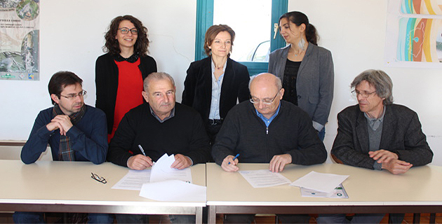 Entourés de leurs proches collaborateurs, Jacques Costa (président du PRNC) et Antoine Feracci (président du CPIE) signent la convention