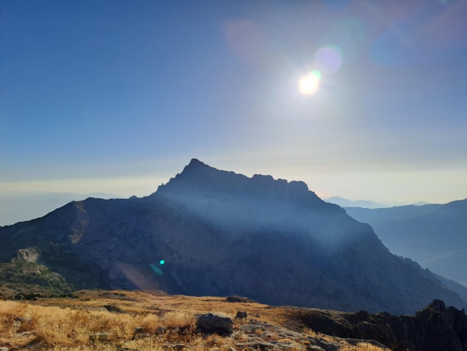 Lever du jour sur le Monte d’Oru depuis la pointe Migliarellu (Yann Guedon)
