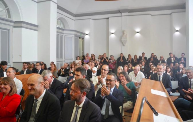 Outre ses collègues, plusieurs personnalités importantes sont venues assister à l’événement. Outre ses collègues, plusieurs personnalités importantes sont venues assister à l’événement.