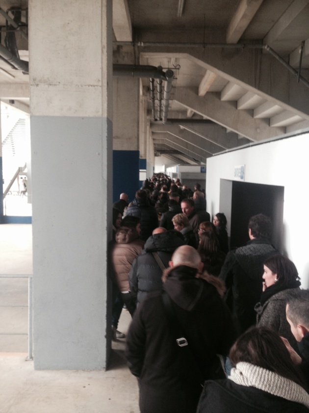 Mardi vers 10 heures, la file d'attente longeait déjà toute la tribune sud Mardi vers 10 heures, la file d'attente longeait déjà toute la tribune sud